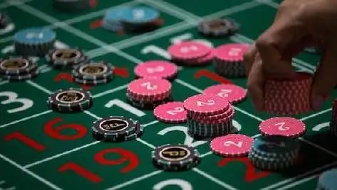 Dealer profesional kami memutar spinner Monopoly Live dengan presisi di studio bigwin138